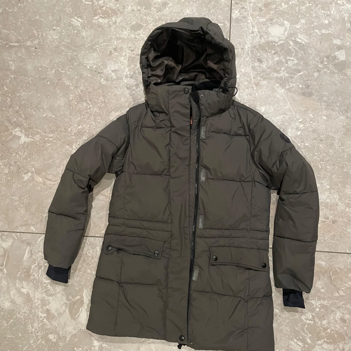 Mörkgrön vadderad jacka med huva