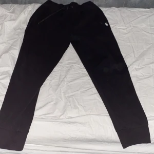 Polo Ralph Lauren Byxor - Polo Ralph Lauren tracksuit byxor kommer ej med tjocktröjan storlek medium färgen är svart