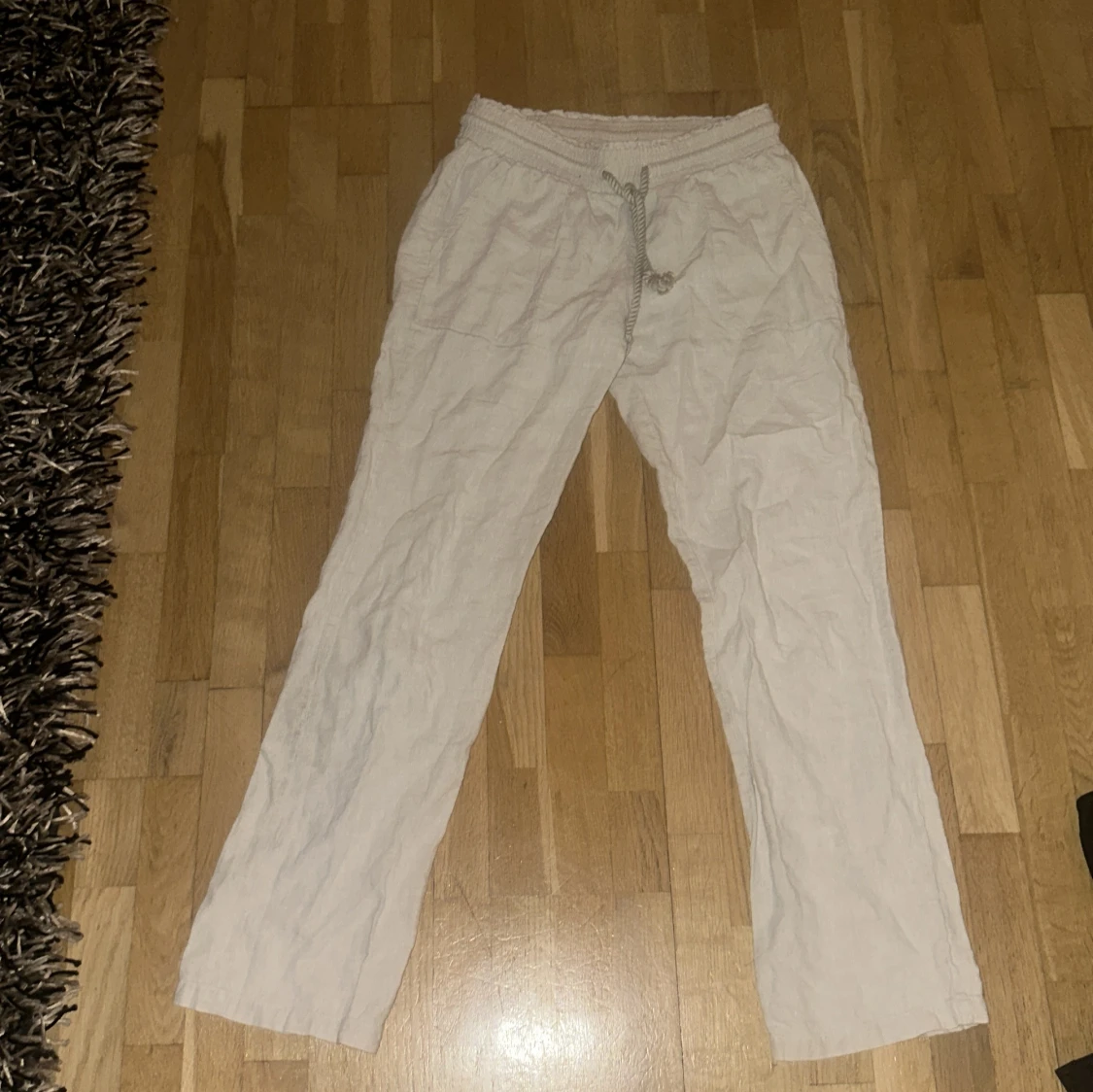 Beige linnebyxor med snörning