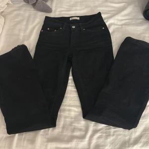 Svarta jeans från Gina tricot❣️ - Snygga svarta jeans från Gina tricot  i storlek 32,är 1,60 och passar perfekt . De har knappt används (max 4 gånger).Skriv för fler bilder!❣️
