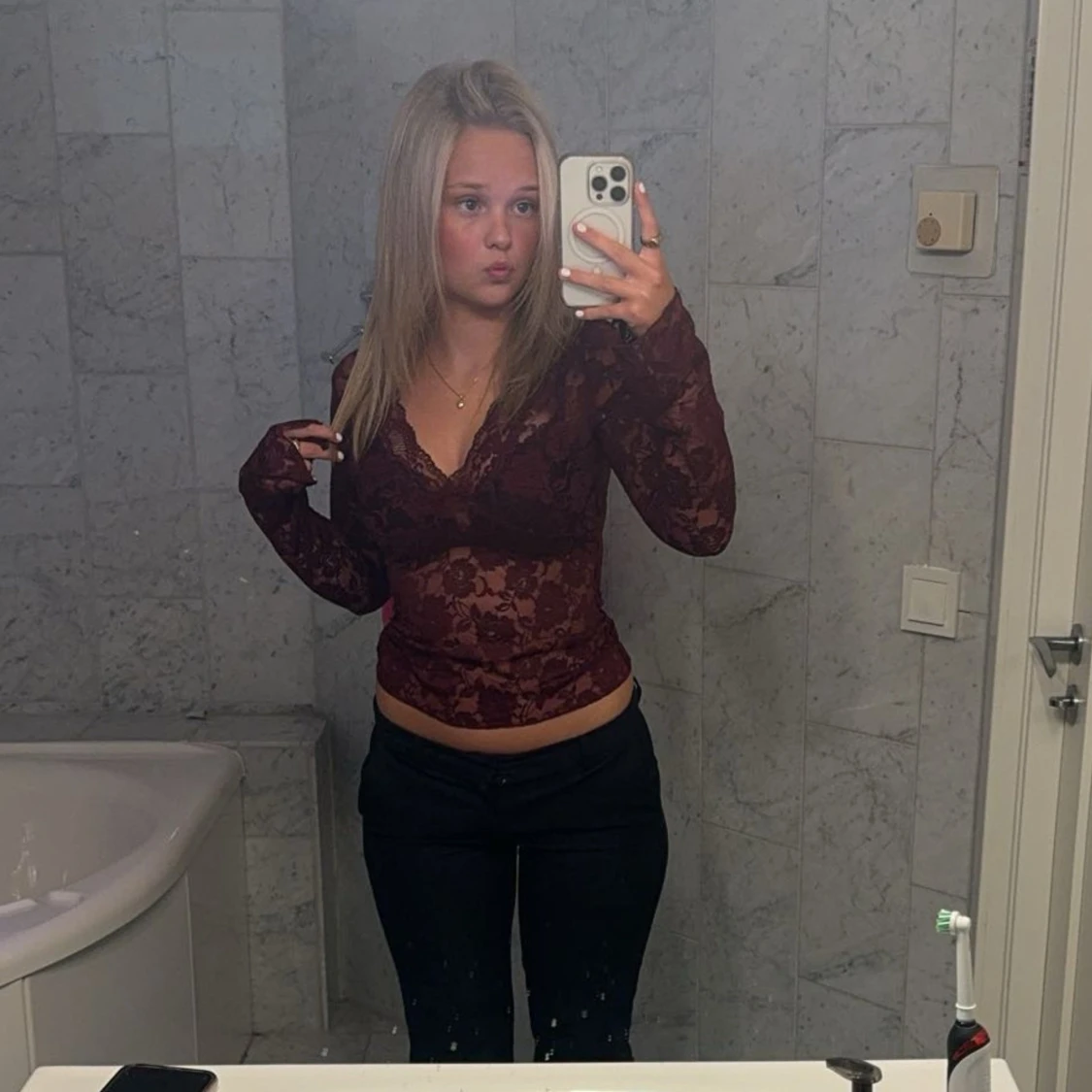 Vinröd spetsblus - 90