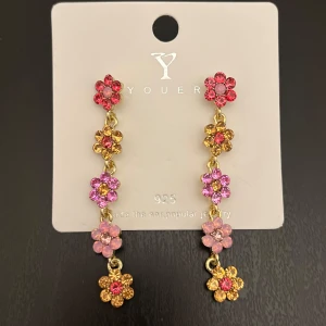Blommiga örhängen från Youer - Färgglada och glittriga örhängen från Youer i form av blommor. De har en vacker kombination av rosa, röda och guldiga nyanser 💓