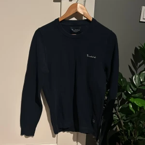 Marinblå långärmad tröja från Bondelid - Snygg och stilren marinblå långärmad tröja från Bondelid. Perfekt för en avslappnad look med en liten logga på bröstet. 