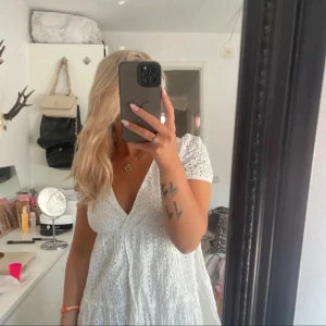 Klänning/sukienka - Fin vit klänning. Perfekt till student eller konfirmation🩷