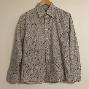 Dolce & Gabbana skjorta - Snygg blommig skjorta från Dolce & Gabbana i storlek M men passar även S