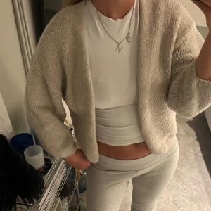 Beige stickad kofta från Lindex - Mysig beige stickad kofta från Lindex. Perfekt för kyliga dagar med sin mjuka och bekväma passform. 