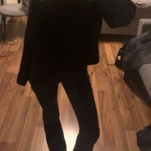 Svarta bootcut jeans - Snygga svarta bootcut jeans med. Från kids brand store, säljer då de är för långa💕köpta för 649💕