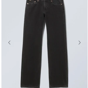 Weekday jeans - Snygga svarta jeans med rak passform och låg midja. Dom säljs för 590kr men jag säljer för 400kr har bara använts 5 gånger eftersom har gått upp i vikt så dom passar inte mig längre. Pris kan diskuteras!!