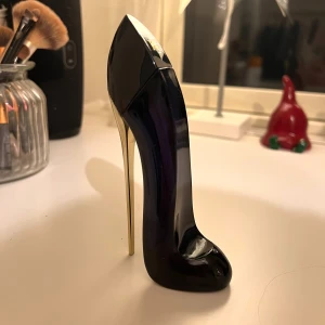 carolina herrera good girl - Good girl från Carolina Herrera, är inte mycket kvar så säljer för 150. Detta är  30 ml flaskan. Men är väl kanske 5-10  ml kvar. Se streck på bild 2 🩷