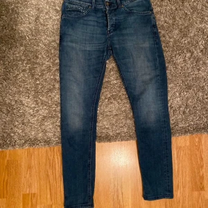 Dondup jeans - Snygga blå jeansbyxor med en klassisk femficksdesign. De har en normal passform och är perfekta för en avslappnad stil. Byxorna har en knappgylf och är tillverkade i ett slitstarkt denimtyg.