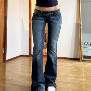 Snyggaste lågmidjade bootcut jeansen mörkblå från only💋 - finaste jeansen som sitter så bra❣️de har coola detaljer från 2000-talet och är kvar med prislappen💞 aldrig använda, toppskick🐆 midjemått: 37 cm, innerbenet: 85 cm ❣️tryck gärna på köp nu❣️