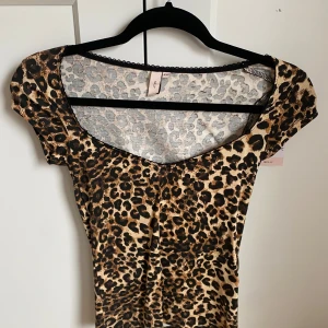Leopardmönstrad topp från Nelly - Trendig leopardmönstrad topp från Nelly med korta ärmar och en rundad halsringning. Jätte söt och skön!!