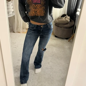 Blå utsvängda lågmidjade jeans med slitning - Så snygga blåa lågmidjade utsvängda jeans med slitningar på ena knät💙passar till allt!!