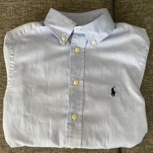 Ljusblå skjorta från Ralph Lauren - Ljusblå skjorta från Ralph Lauren slim fit för 14 år, endast använd en gång