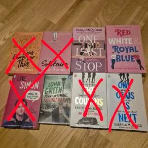 Populära ungdomsromaner, böcker - Säjer böcker, 50kr styck, inkluderar böckerna: 'I Was Born for This' och 'Solitaire' av Alice Oseman, 'One Last Stop' och 'Red, White & Royal Blue' av Casey McQuiston, 'Love, Simon' av Becky Albertalli, 'Förr eller senare exploderar jag' av John Green, 'The Cousins' och 'One of Us is Next' av Karen M. McManus. Perfekt för dig som älskar ungdomslitteratur!