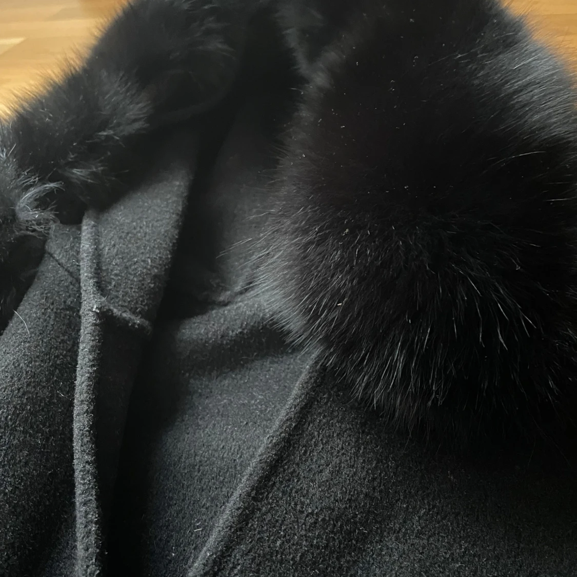 BUDA PÅ: Svart kappa med pälsdetaljer