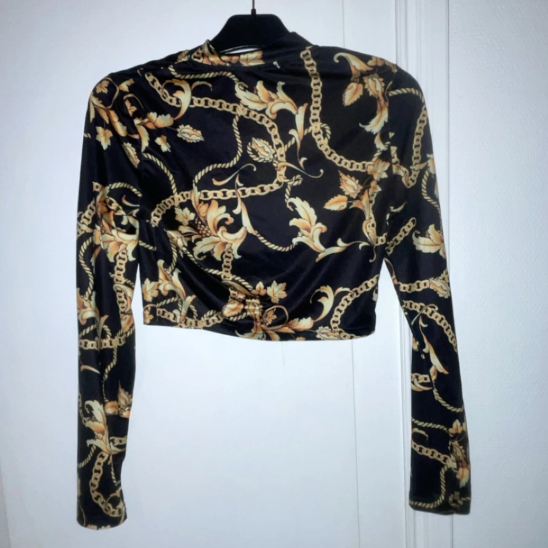 Svart och guldmönstrad croppad tröja - 91