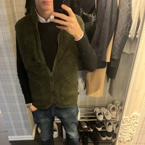  fleeceväst från J.Lindeberg - Säljer en fleeceväst från J.Lindeberg. Perfekt för lager-på-lager nu under vintern. Västen är i storleken M och 10/10 skicka/nyskick . Riktigt bekväm passar riktigt bra till Hoodie men även annat. Nypris ligger mellan 1600-2200. Knappt använd inga defekter. Skriv vid frågor!