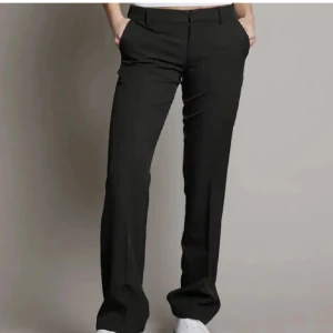 Svarta kostymbyxor  - Snygga svarta kostymbyxor med lågmidjat. St 36