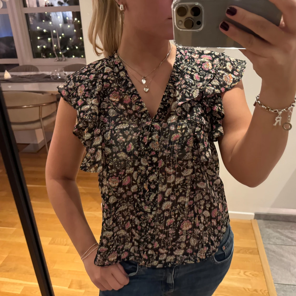 Blommig blus med volangdetaljer - 92