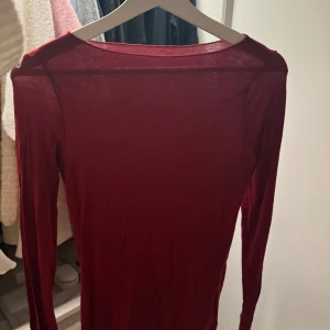 Vinröd långärmad topp - Säljer en stilren vinröd långärmad topp. Perfekt för lager-på-lager eller som den är. Enkel och elegant design som passar till många tillfällen. I storlek M från intimissimi.