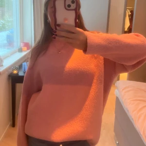 Rosa stickad tröja - Mysig rosa stickad tröja med långärmad design. Perfekt för kyligare dagar med en avslappnad passform. Tröjan är oversized 