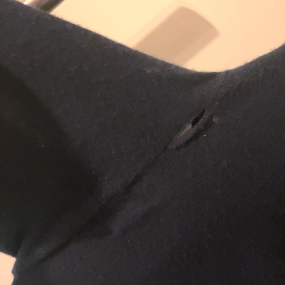 Mörkblå kashmir hoodie från John Henric - 92