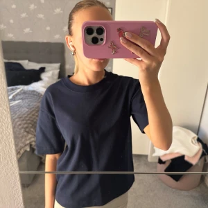 Mörkblå t-shirt - Snygg mörkblå t-shirt med oversized passform från Gina tricot i storlek xxs🩷aldrig använd 