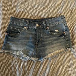 Lowwaist jeansshorts - Lågmidjade jeansshorts i storlek 36 från H&M, mycket bra skick endast använd enstaka gånger. 