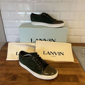 Gröna sneakers från Lanvin - Tja säljer dessa Snygga gröna sneakers från Lanvin med vita sulor. Skick 8/10. Storlek 40. Tveka inte att skriva om du har frågor eller funderingar.  Priset kan diskuteras vid snabb affär!