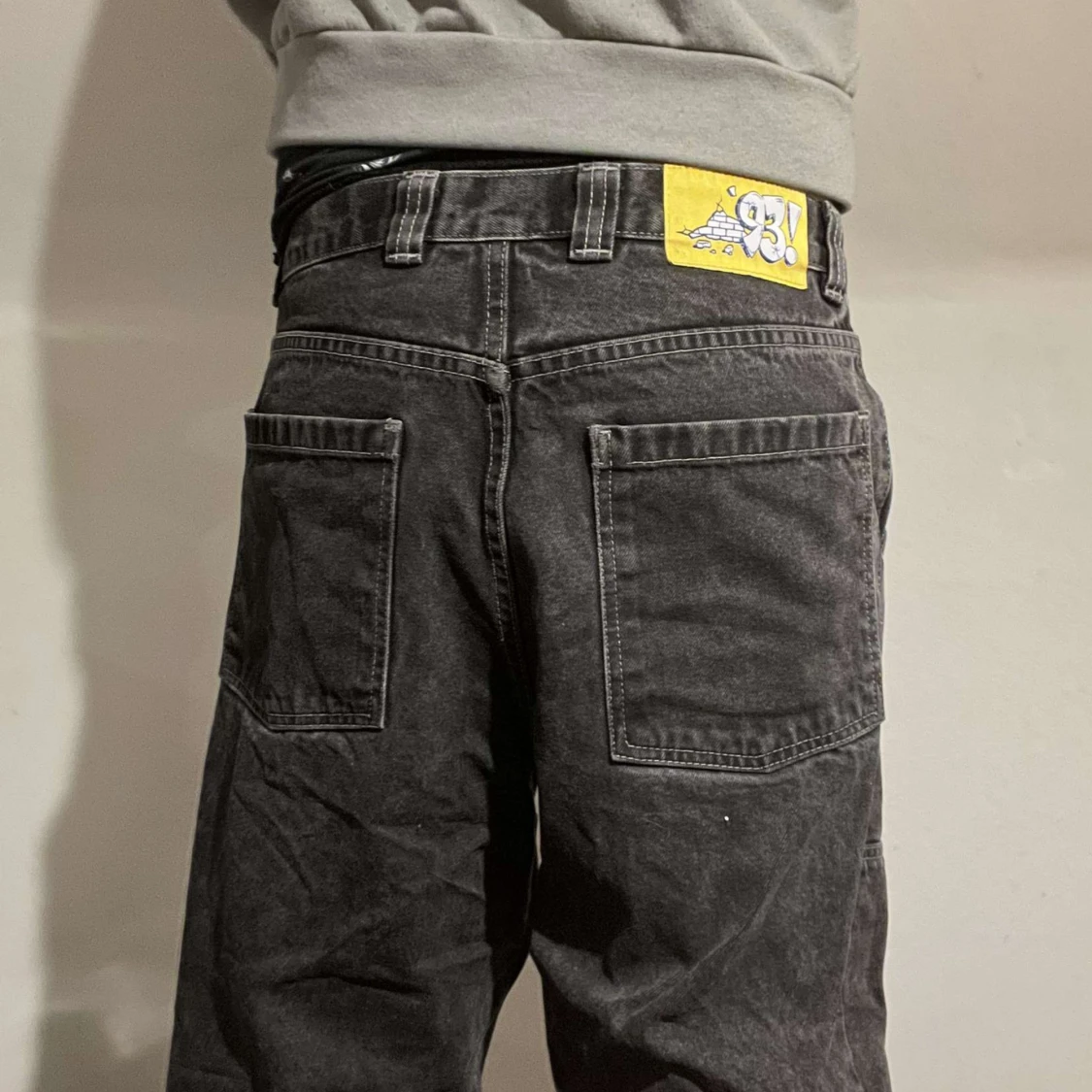 Svarta jeans med broderad detalj - 91