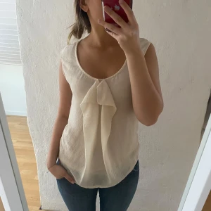 Beige topp från Mango - Söt blus/topp från mango 🥰
