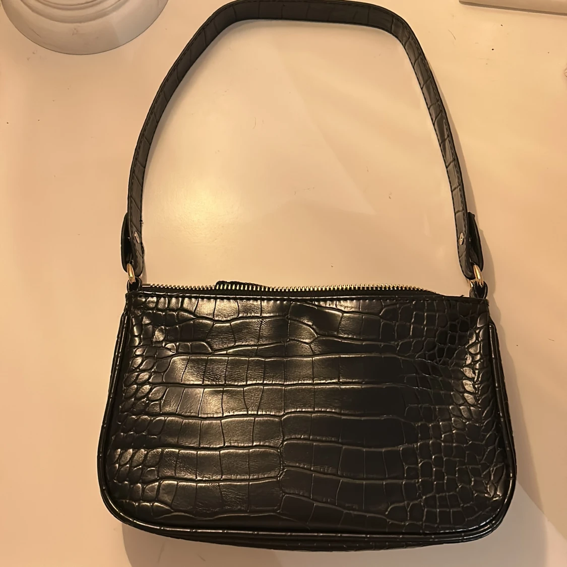 Svart axelväska med krokodilmönster