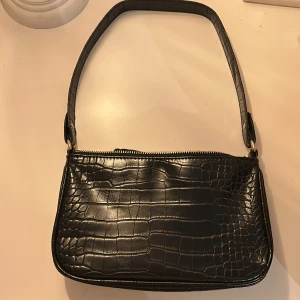 Svart axelväska med krokodilmönster - Den perfekta basic väskan som passar till allt