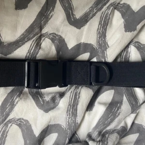 Svart bälte med plastspänne - 75 cm långt bälte som kan justeras i längd! Aldrig använd🩷