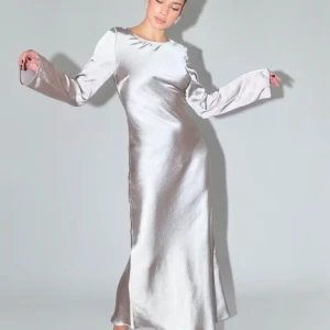 Beige satin långklänning Ginatricot - Elegant beige långklänning i satin med långärmad design och öppen rygg 🫶🏻