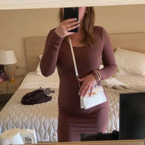 Vit väska - Liten & vit handväska som man kan ha cross over eller i handen. Använd fåtal gånger, med inga tecken på användning🤍Köpt i en liten butik i Grekland, därför vet jag inte mer specifikt🥥