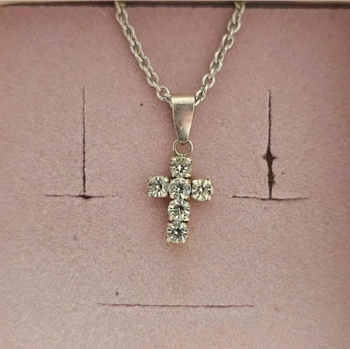 Silverfärgat halsband med korshänge