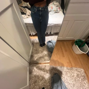 Bikbok byxor,waist xs längd 31 - Säljer dom här HÖGMIDJADE byxorna från bikbok super sköna o snygga skriv för mer info o bilder  