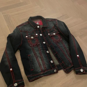 Blå jeansjacka från True Religion - True religion Jimmy rope stitch jacka i en snygg fadead blå färg. Endast använd en gång. Storleken är M men har ganska långa ärmar så en L hade kunnat ha den också. Meetup i Stockholm eller fraktas mot betalning, inga skambud tack😄