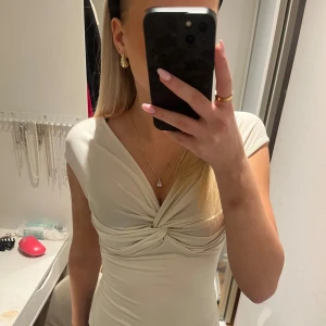 Festtopp  - Jättesöt vit festtopp från bubbleroom💗💗