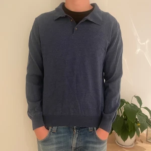 Blå tröja från John Henric - Säljer en stilren blå tröja från John Henric i storlek XL (sitter dock som en M) sparsamt använd. En perfekt julklapp 🎅