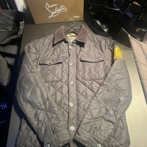 Svart quiltad jacka från Morris - Säljer denna riktigt feta quiltade Morris jacka, perfekt inför hösten och våren || Den är i bra skick || Storlek M men passar även S || Hör ev er för frågor, pris kan diskuteras vid snabb affär!!