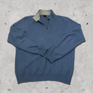 Blå halfzip - Massimo Dutti - Blå halfzip från Massimo Dutti med fina detaljer vid kragen. Storlek: S. Skick: 8/10, fint skick. Nypris: 900kr.  Kontakta mig för fler bilder eller info!🙌