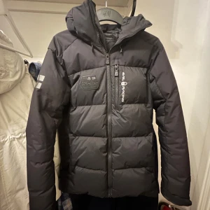 Svart dunjacka från Sail Racing - Snygg svart dunjacka från Sail Racing. Diskuteras mer info i DM!!