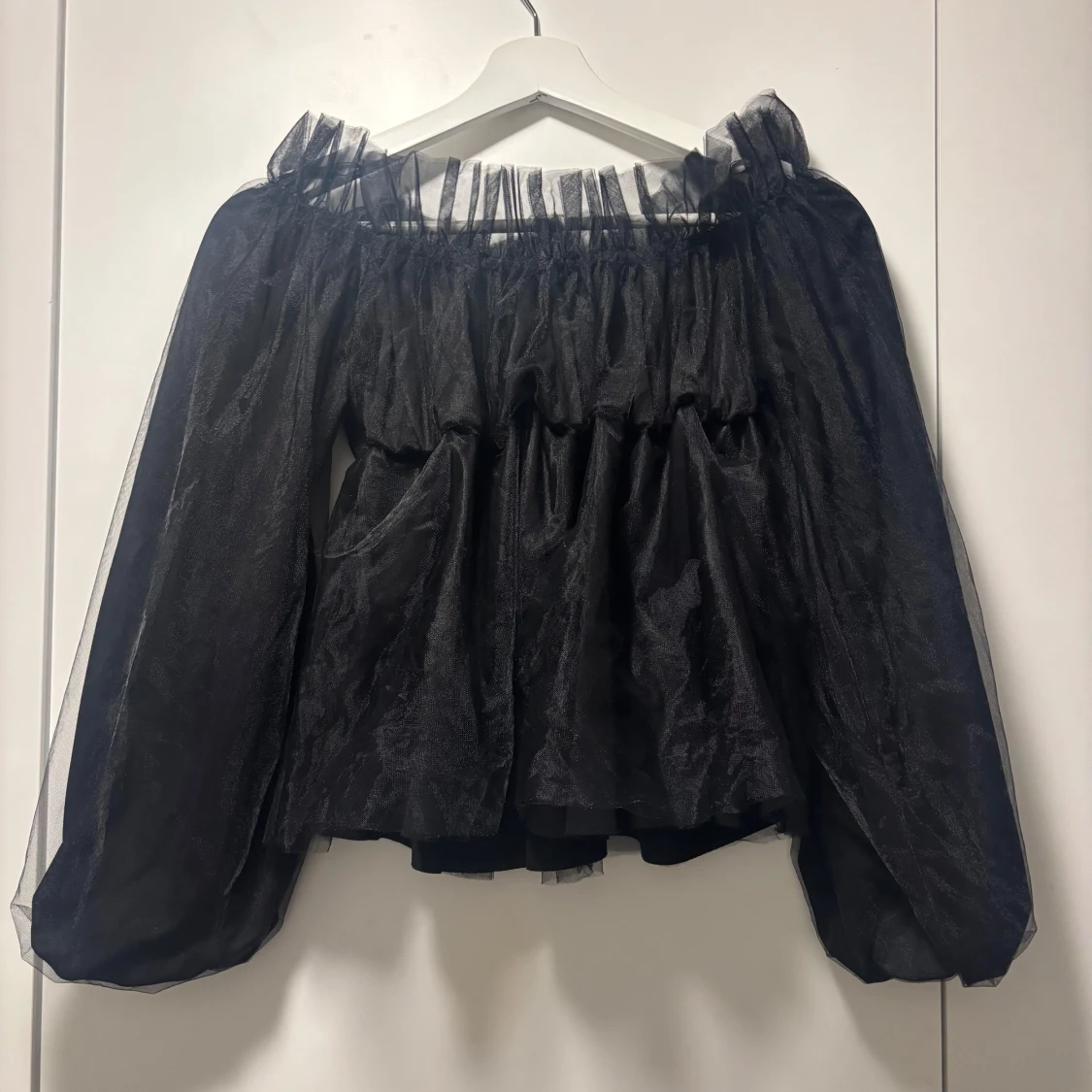 Svart offshoulder blus