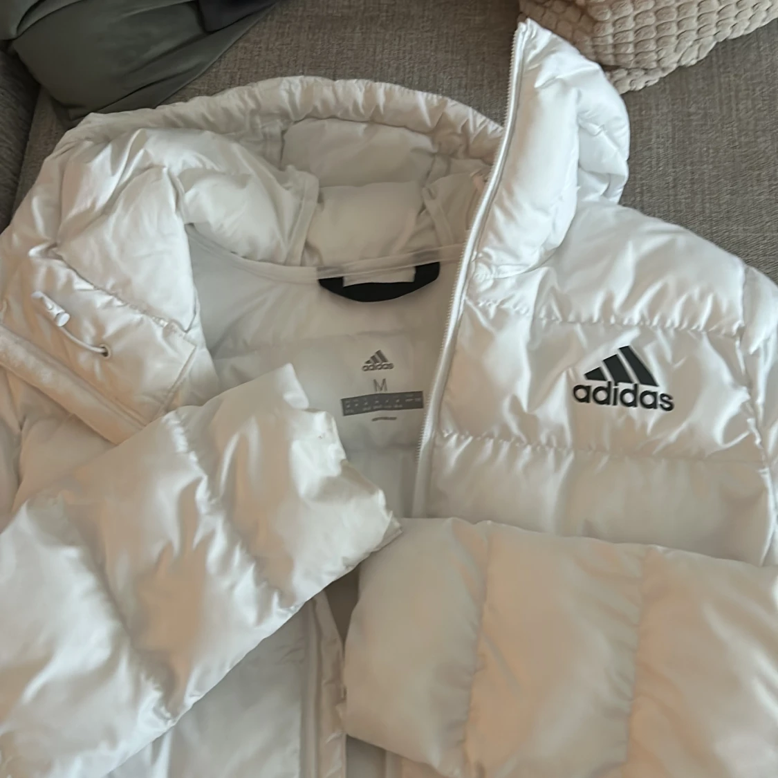 Vit pufferjacka från Adidas - 91