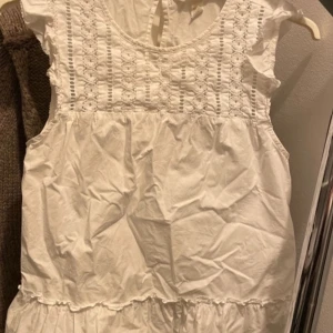 Vit blus - Fin och skön blus, köpt secondhand och jag själv andvänt den någon gång❤️