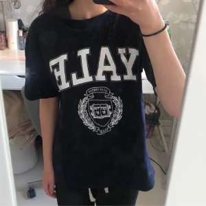 T-shirt - Säljer en marinblå T-shirt från H&M i strl. XS. Använd under hösten/vintern 21 och har de senaste åren legat i garderoben.