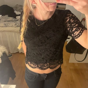 Svart spetsblus från Esprit - Fin spetsblus i bra sick,fråga gärna om de är nån fundering 💕